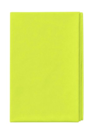 Tessuto piegato di colore giallo brillante con bordi cuciti ordinati visibili su uno sfondo bianco.