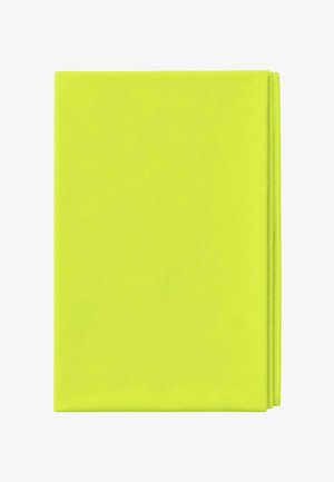 Tessuto piegato di colore giallo brillante con bordi cuciti ordinati visibili su uno sfondo bianco.
