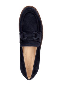 Mocassino in suede blu navy con design a intaglio, caratterizzato da un dettaglio con cinturino intrecciato e una suola marrone a contrasto. Fodera interna in pelle liscia.