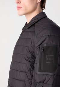 BOSS TARANIS - Lengva striukė - black
