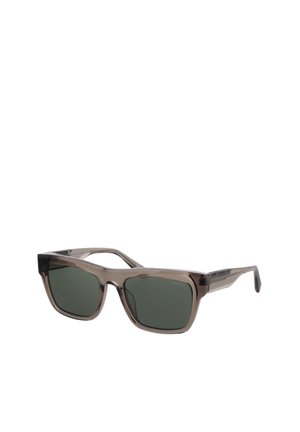 Rechteckige Sonnenbrille mit dunkelgrünen Gläsern und durchscheinendem braunem Kunststoffgestell und Bügeln, die nach rechts geneigt sind, auf weißem Hintergrund.