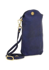 Piccola borsa a tracolla in pelle blu navy con hardware dorato e tracolla regolabile, mostrata in verticale con la tracolla arrotolata accanto.