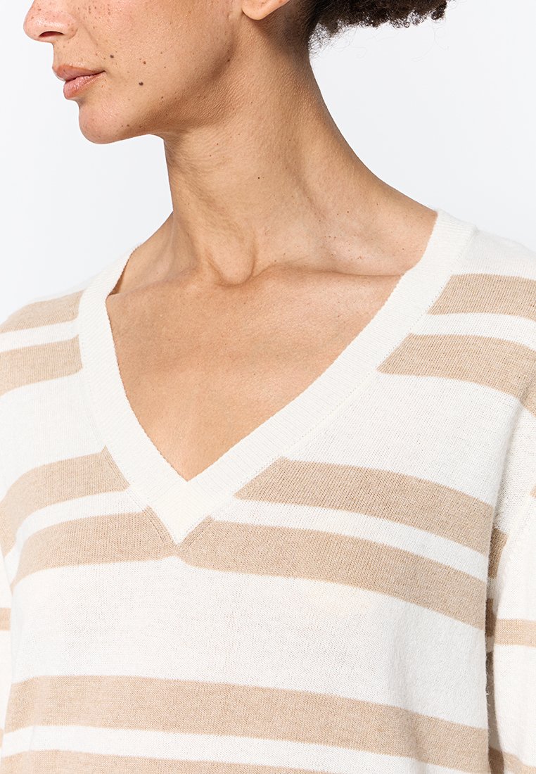 Beiger und weiß gestreifter Strickpullover mit V-Ausschnitt. Weiche Textur und lockere Passform. Besitzt horizontale Streifen in unterschiedlicher Breite.