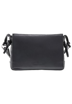 Schwarze Leder-Crossbody-Tasche mit glatter Textur, rechteckiger Form, geknoteten Akzenten am Tragegurt und einem dezenten Markenlogo auf der Vorderseite.