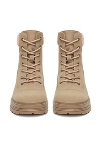 Bocanci bej cu sistem de prindere cu șireturi, cu un finisaj din suede texturat, vârf rotund și talpă din cauciuc; accente contrastante în nuanța blush la gleznă.