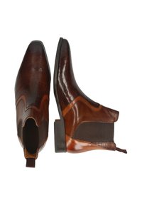 Botas de cuero marrón para hombre hasta el tobillo con textura de cocodrilo en la parte frontal, paneles elásticos en los laterales y lengüetas para el talón, mostradas desde vistas superiores y laterales.