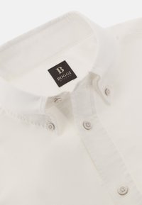 Camicia bianca con colletto a punta, realizzata in cotone. Presenta un'etichetta con la scritta "BOGGI MILANO" e cinque bottoni lungo la placca.