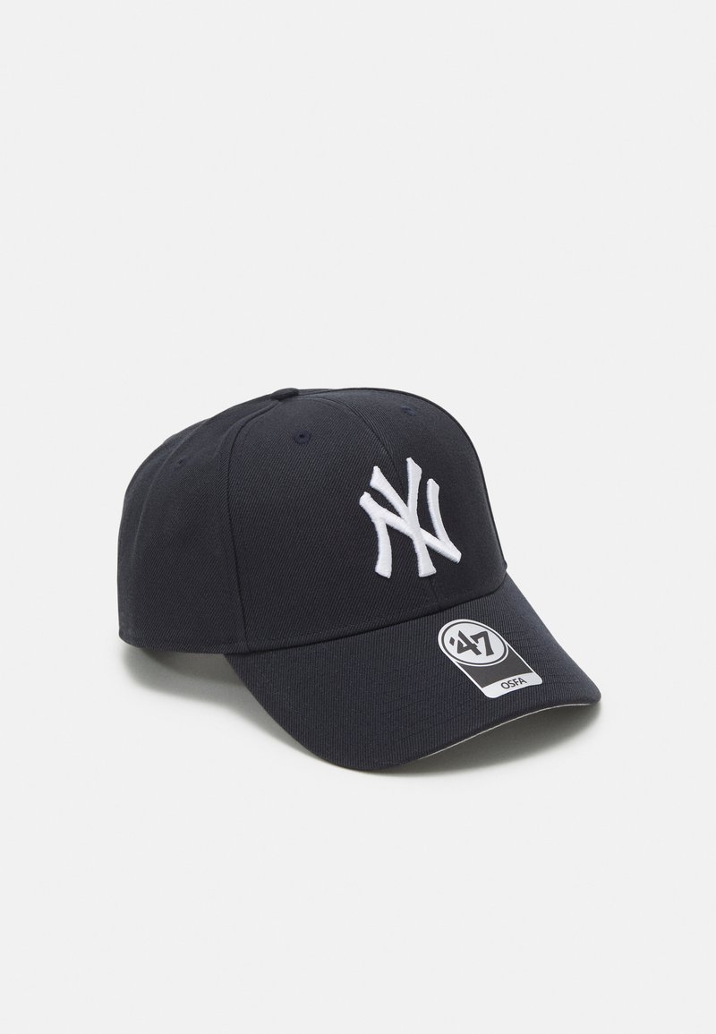 Gorra de béisbol azul marino con el logotipo "NY" bordado en blanco, correa ajustable, diseño estructurado y tela texturizada. La etiqueta muestra la talla "OSFA."