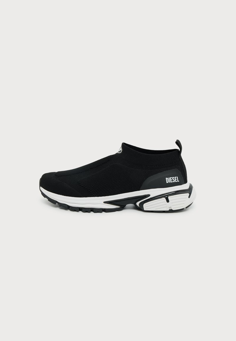 Μαύρο sneaker slip-on με πλεκτό πάνω μέρος, λευκή και μαύρη υφασμάτινη σόλα και λογότυπο "DIESEL" στο πλάι της φτέρνας.