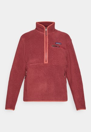 Piros fleece pulóver negyed cipzárral, cipzáras mellzsebbel és Patagonia logóval a bal mellen.
