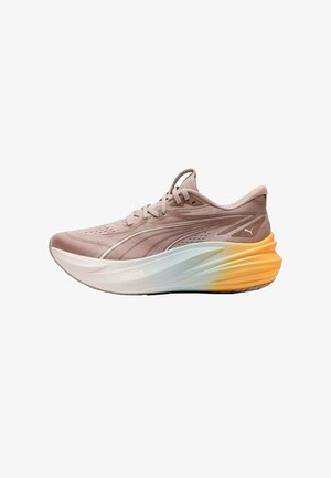 Chaussure de course Puma marron clair avec semelle amortissante dégradée du blanc à l’orange vif, vue de côté sur fond blanc.