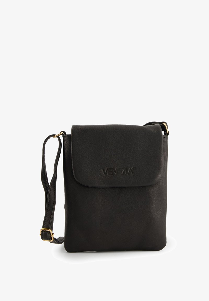 Czarna skórzana torebka crossbody z klapką, wytłoczonym logo, regulowanym paskiem i gładką fakturą. Kompaktowy, kwadratowy kształt.