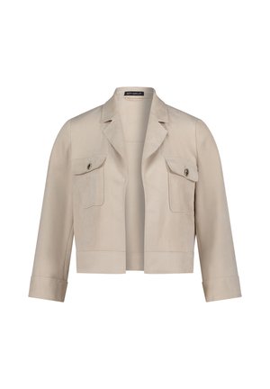 Veste beige courte en matériau doux, avec deux poches avant, un col à revers et des manches trois-quarts.