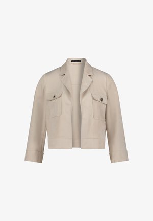 Kort beige jasje gemaakt van zacht materiaal, voorzien van twee voorzakken, een reverskraag en driekwart mouwen.