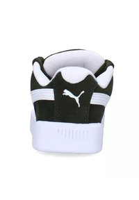 Sneaker in suede verde scuro con dettagli bianchi, fodera in tessuto testurizzato e suola in gomma bianca. Presenta il marchio Puma sul tallone.