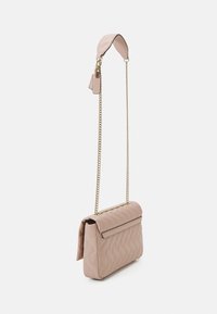 Gequilted roze leren handtas met een omslagflap en gouden kettinghengsel, met een soepele textuur en subtiel golfpatroon.