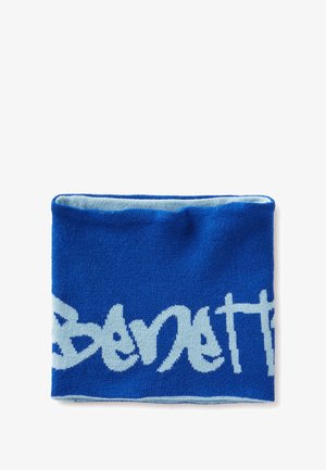 Modrý pletený nákrčník se světle modrým textem "Buď dalším" v stylizovaném písmu obtočeným kolem látky.