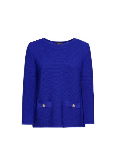 Royalblauer gestrickter Pullover mit Rundhalsausschnitt, langen Ärmeln und zwei vorderen Taschen mit Knöpfen in Goldoptik. Strukturierte Oberfläche.
