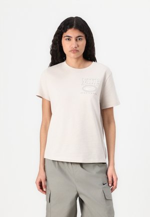 CLUB TEE - Apdrukāts T-krekls - orewood brown