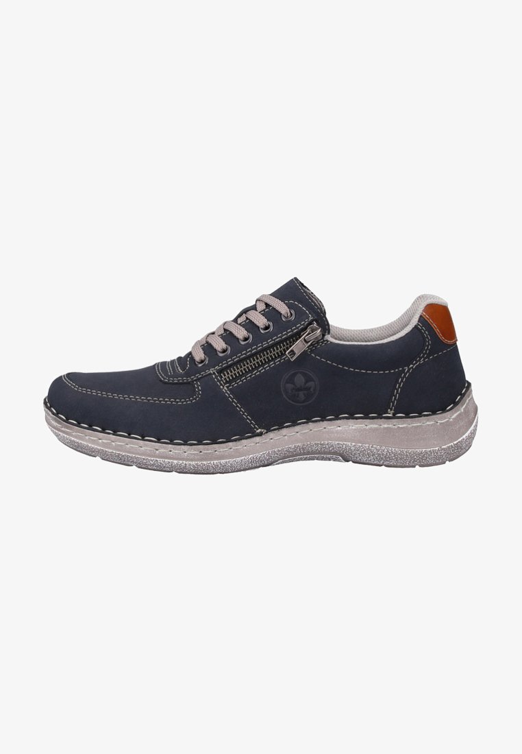 Chaussure en cuir bleu marine avec des coutures grises, fermeture éclair sur le côté et un accent marron sur le talon. Semelle texturée offrant adhérence et confort.