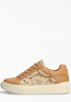 Sneakers - brown