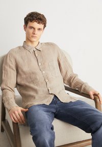 BOSS RELEGANT 6 - Camisa - open brown