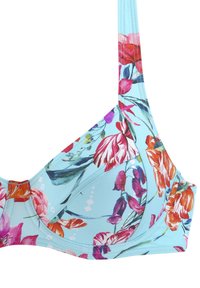 Gėlių bikini viršus su šviesiai mėlynu fonu. Puošia ryškios rožinės, raudonos ir purpurinės gėlės. Reguliuojamos petnešos ir glotni tekstūra.