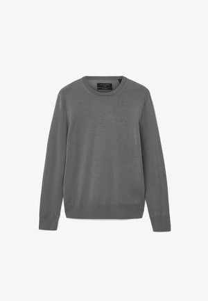 Harmaa pitkähihainen pyöreäkaulusneule, jossa on ribaatut hihansuut ja helma, ja vasemmassa rinnassa on pieni brodeerattu logo.