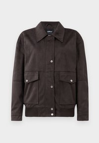 Bruine faux suede jack met een knoopsluiting aan de voorkant, grote borstzakken en geribbelde manchetten. Heeft een klassieke kraag en een ontspannen pasvorm.