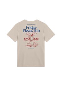 Beige katoenen t-shirt met een cartoon pizza karakter op een skateboard, voorzien van de tekst "Friday PizzaClub" in blauwe en rode geruite accenten.
