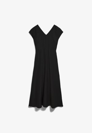 Czarna sukienka midi z krótkimi rękawami, dekoltem w kształcie litery V, dopasowaną talią i rozkloszowanym dołem na białym tle.