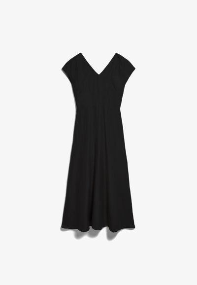 Μαύρο midi φόρεμα με κοντά μανίκια, V-λαιμόκοψη, εφαρμοστή μέση και φούστα με φαρδιά γραμμή σε λευκό φόντο.