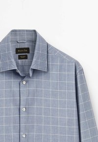 Chemise à carreaux bleu clair en tissu fin, avec une patte de boutonnage, un col pointu et un motif à carreaux blanc. Texture douce.