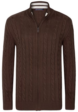 Cardigan marrone lavorato a maglia con zip e motivo a trecce, dotato di polsini e bordo a coste, e colletto a righe. Il tessuto appare strutturato.