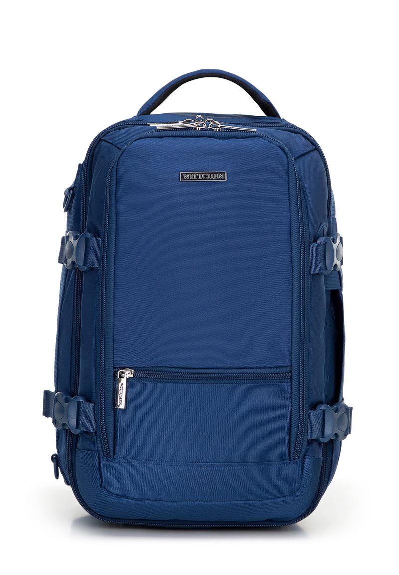 Modrý látkový batoh s několika popruhy, přední kapsou na zip, horní rukojetí a bočními kapsami, navržený pro funkčnost a odolnost.