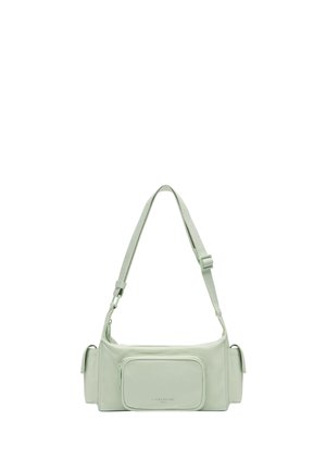 Sac bandoulière en cuir vert clair de forme rectangulaire, doté d'une poche zippée à l'avant et d'une sangle réglable. Texture lisse, matériel minimal.
