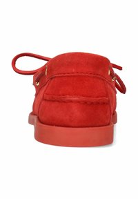 Rote Wildlederbootsschuhe mit runder Zehenform, Schnürdesign und flacher Gummisohle. Goldene Ösen akzentuieren den Schuh und fügen Details hinzu.