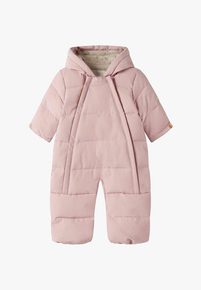 Combinaison de neige pour bébé rembourrée rose avec capuche, manches longues et coutures zippées à l’avant, doublée d’un tissu beige doux à l’intérieur de la capuche.