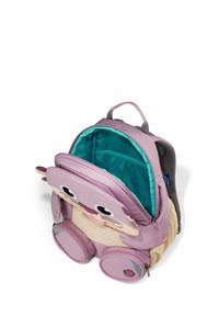 Rosa Rucksack mit einem Cartoon-Tiergesicht, ausgestattet mit einem hellblauen Innenraum, Netzdetails und vorderen Reißverschlussfächern in Form von Schnurrhaaren.