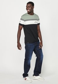 Koroshi SHORT SLEEVE  - Apdrukāts T-krekls - kaki   khaki