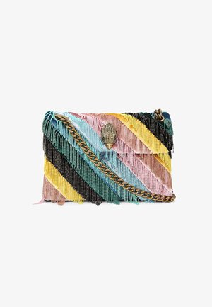 Borsa a tracolla a righe con texture di perline multicolori in rosa, blu, giallo e nero. Presenta una tracolla a catena e una chiusura a forma di conchiglia.