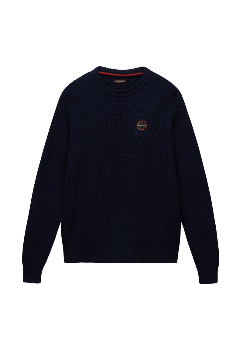 Granatowy sweter dzianinowy z okrągłym dekoltem, ściągaczami na rękawach i dole, z małą okrągłą nasządką na klatce piersiowej.