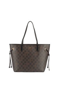 Brun schackrutig tygkasse med svarta handtag, guldfärgade metalldetaljer och dragskoöppning; tillverkad av texturerat syntetmaterial.