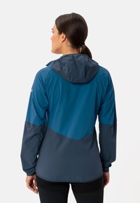 Veste à capuche légère bicolore bleu et marine. Conçue avec un tissu lisse et résistant à l'eau, elle est dotée de poignets élastiques pour un meilleur ajustement.