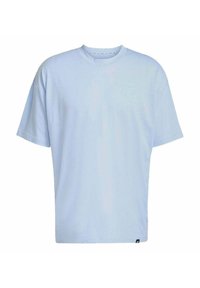 Camiseta holgada de color azul claro hecha de algodón, con mangas cortas y un cuello redondo, que presenta un logo sutil impreso en la parte delantera.