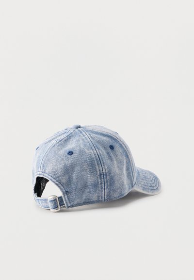 Ανοιχτό μπλε τζιν καπέλο μπέιζμπολ με ρυθμιζόμενο μεταλλικό λουράκι στο πίσω μέρος, απεικονιζόμενο από πίσω σε απλό λευκό φόντο.