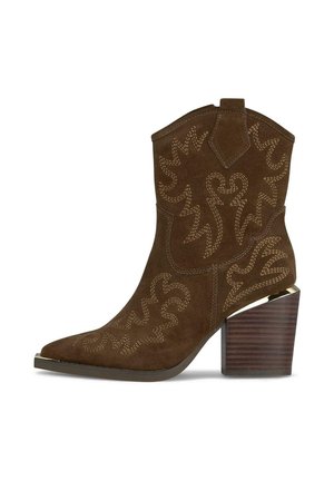 Bottine de cowboy en daim marron avec un bout pointu, des motifs de couture complexes et un talon en bois empilé. Équipe d'une languette sur le col.