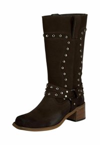 Stivale marrone in suede alto fino al ginocchio con borchie argentate lungo la gamba e cinturino, punta tonda e tacco medio in legno.