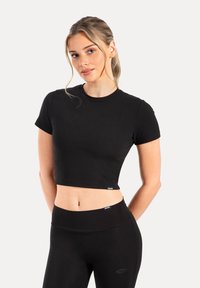 Sort kort T-shirt med korte ærmer, rund halsudskæring og en glat tekstur. Har en lille mærkeetiket ved kanten.