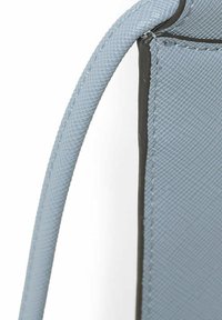 Szara, fakturowana torba z faux skórki o gładkim wykończeniu, z zaokrąglonym uchwytem i kontrastowymi ciemnymi krawędziami.